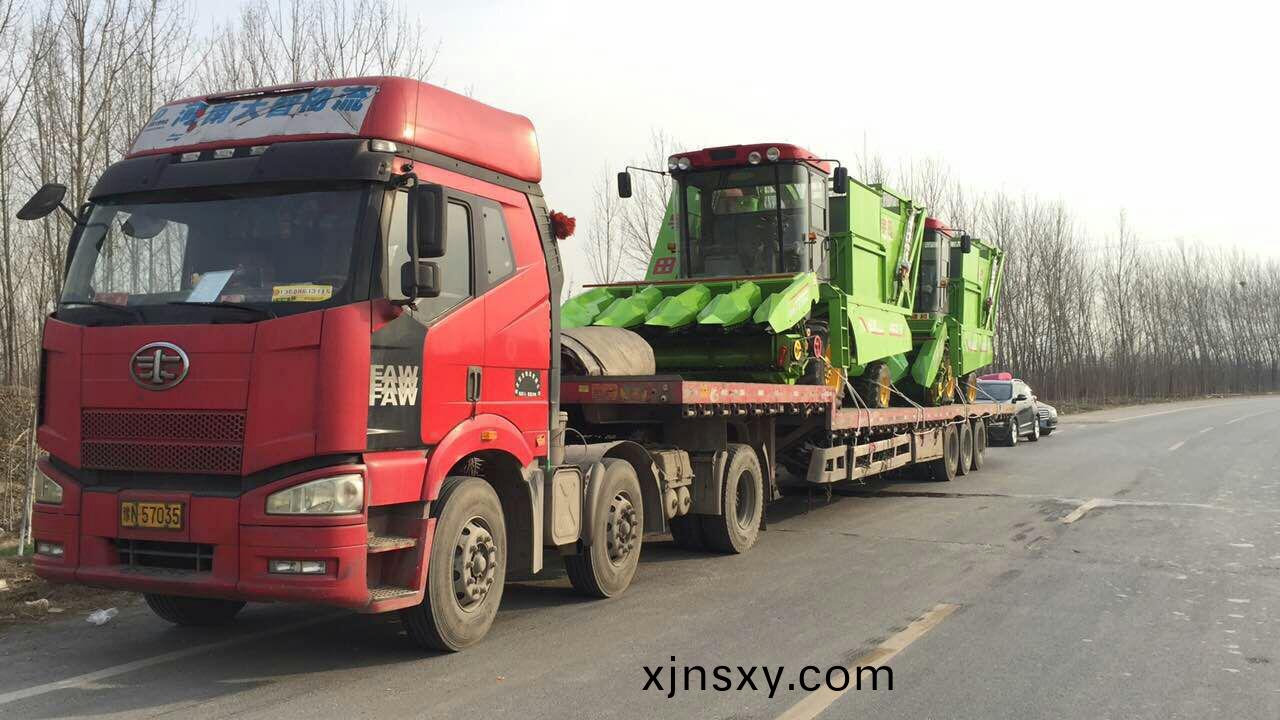 三(san)江市的客戶訂購的(de)穗莖兼收玉(yu)米收穫機