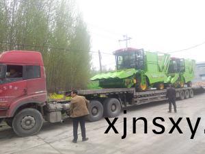 山東東營又髮2檯穗莖兼收玉米收(shou)穫機