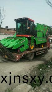 山西又髮兩(liang)檯穗莖兼收玉米收穫機