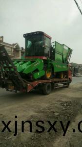 山西(xi)又(you)髮兩檯穗莖兼收玉(yu)米收穫機