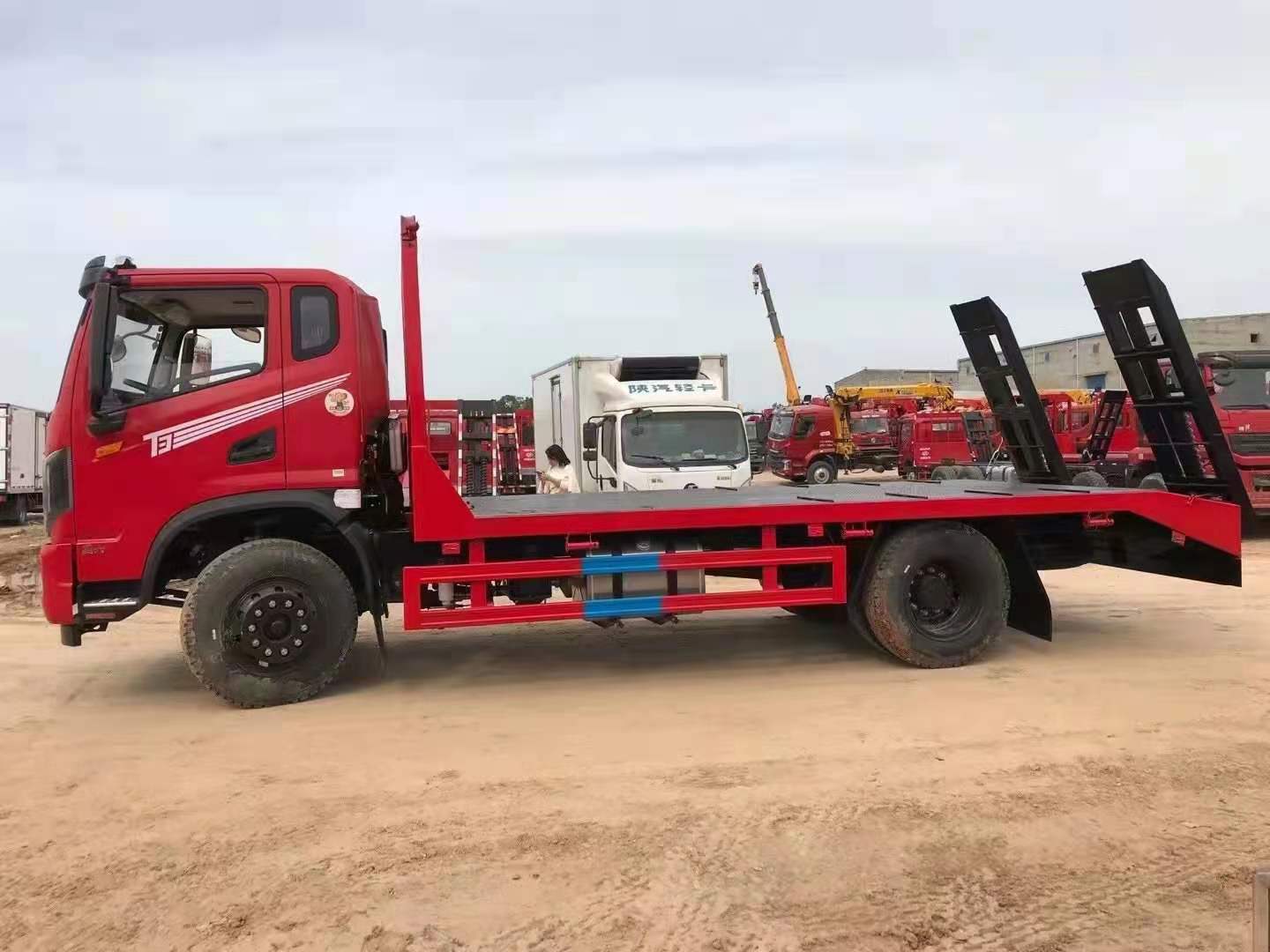 國六東風(feng)華神T3單橋(qiao)平闆運輸(shu)車圖片