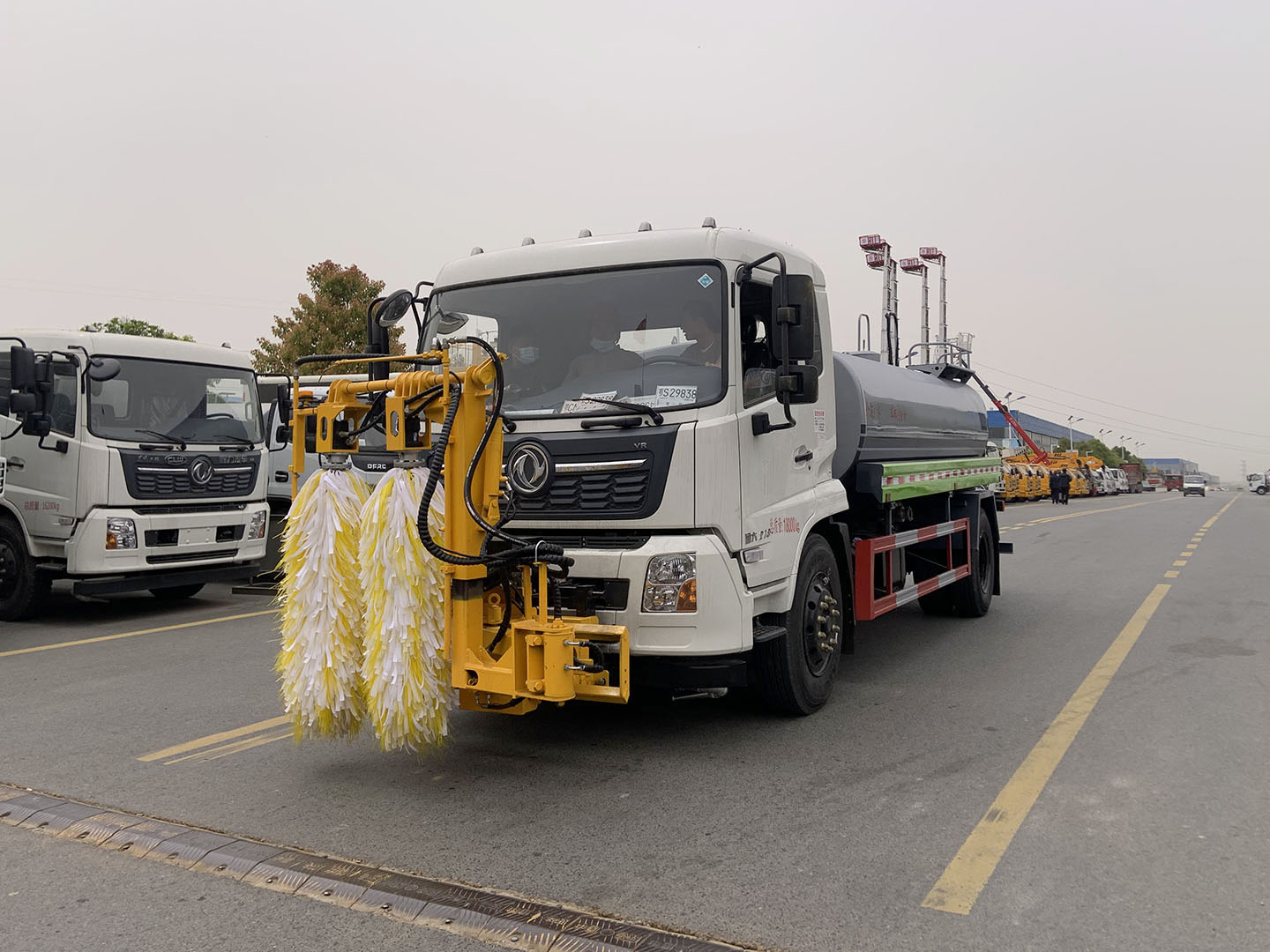 國六東風天(tian)錦城市(shi)護(hu)欄清(qing)洗(xi)車