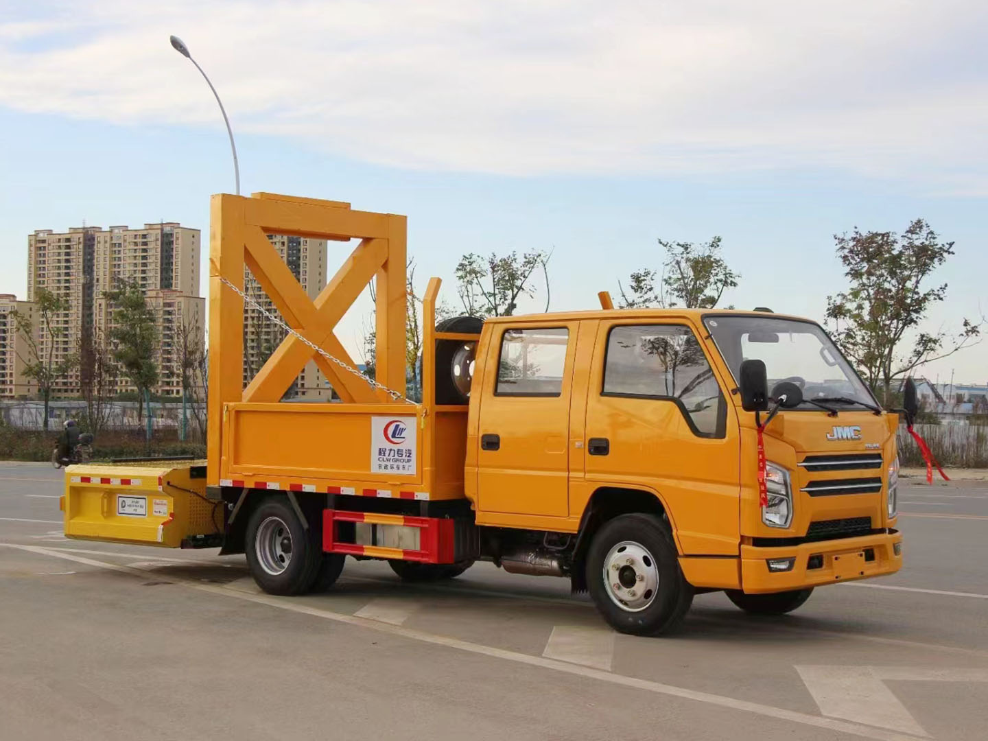 國六江鈴雙(shuang)排(pai)防撞(zhuang)緩(huan)衝車