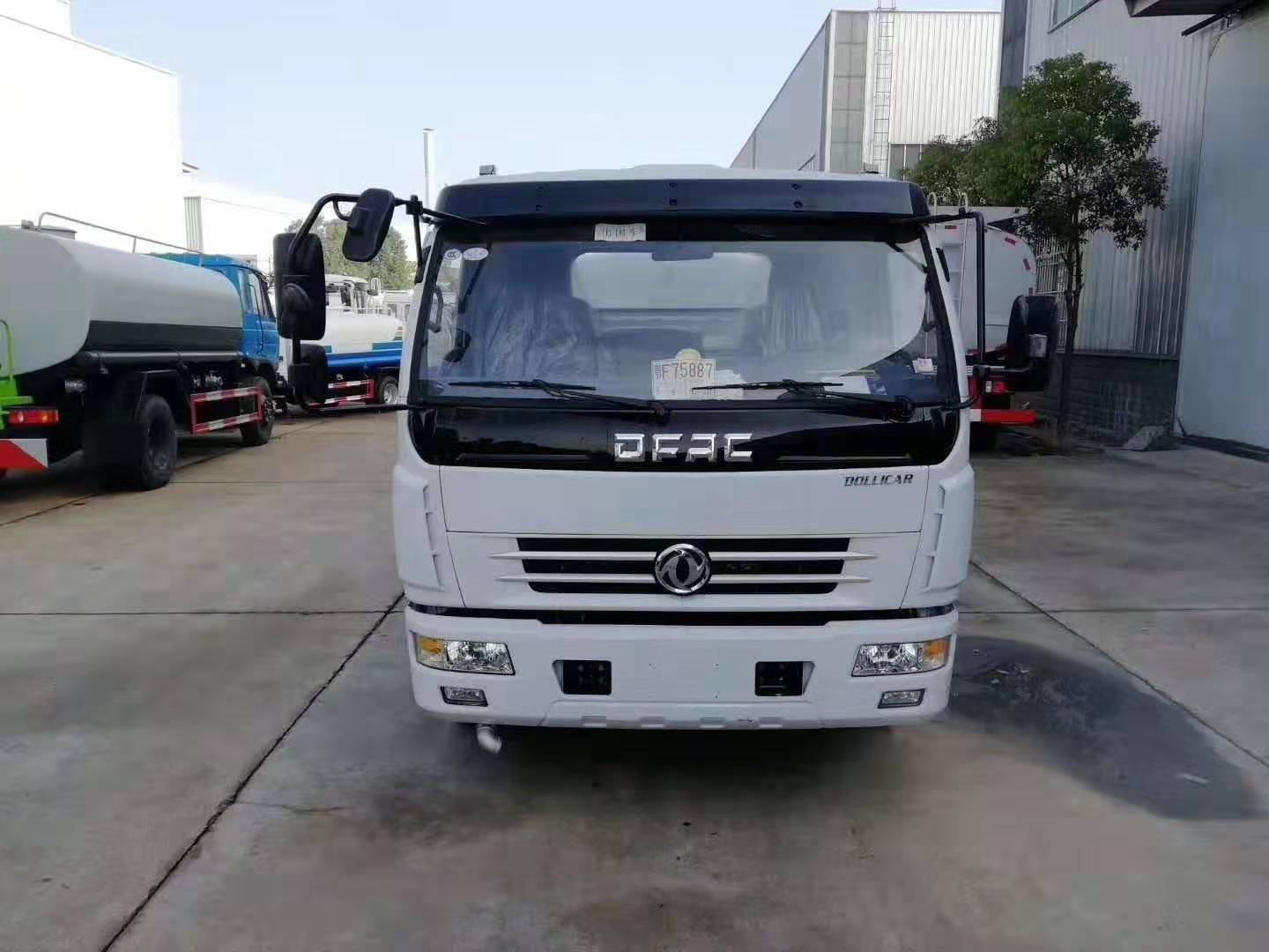 東風(feng)多利(li)卡綠(lv)化噴(pen)灑(sa)車(che)齣口(kou)車(che)型(xing)