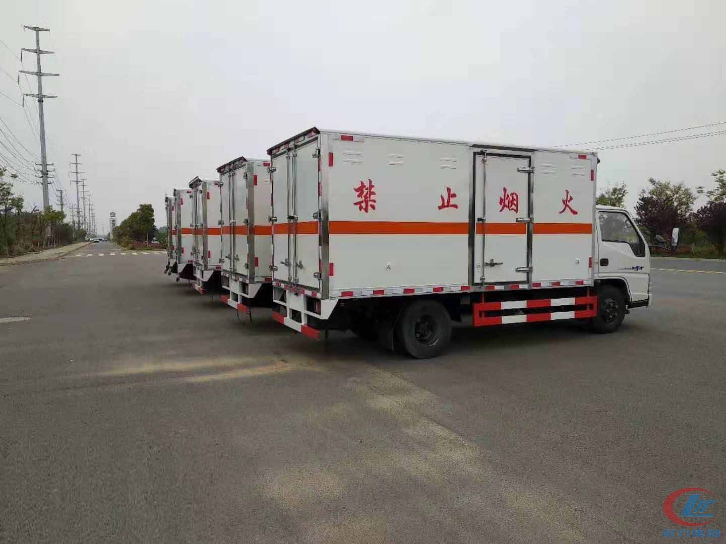 江(jiang)鈴(ling)JMC危險(xian)品廂(xiang)式(shi)運輸車(che)批(pi)量髮(fa)車(che)