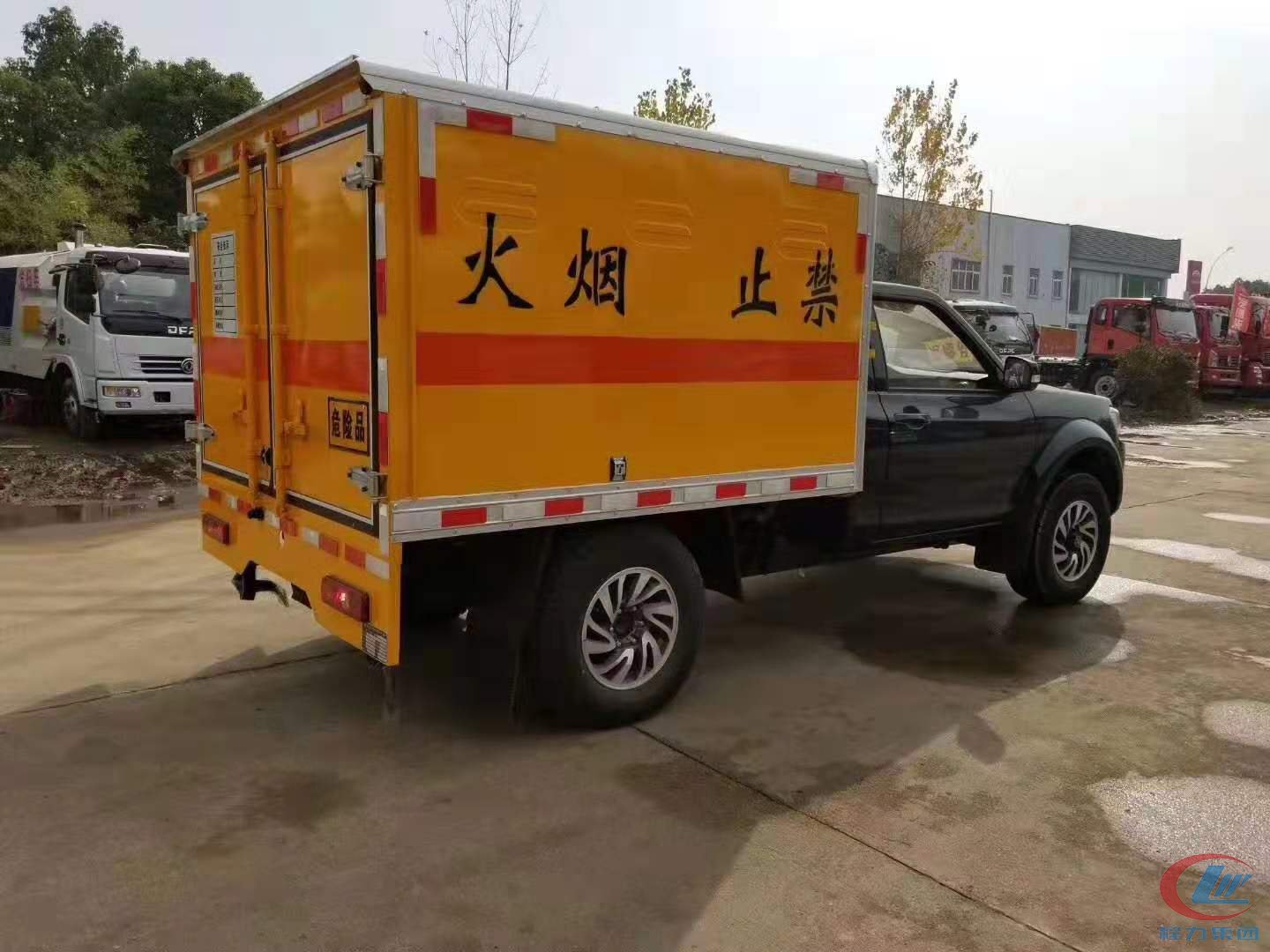 東(dong)風皮(pi)卡(ka)危(wei)險(xian)品運輸車